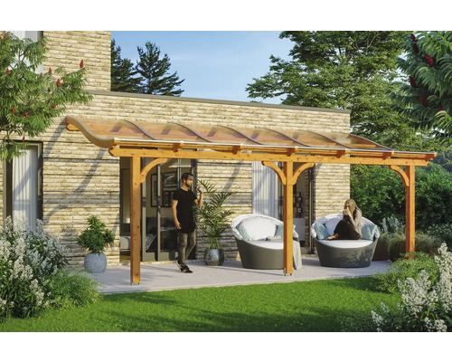 Zastřešení terasy SKAN HOLZ Venezia 648x289 cm, světlé dubové lepené dřevo Dřevěné zastřešení terasy s průhlednou střechou a dvěma lidmi na zahradě