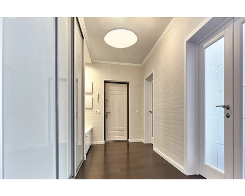 Chodba s posuvnou skříní, stropní svítidlo a dveře