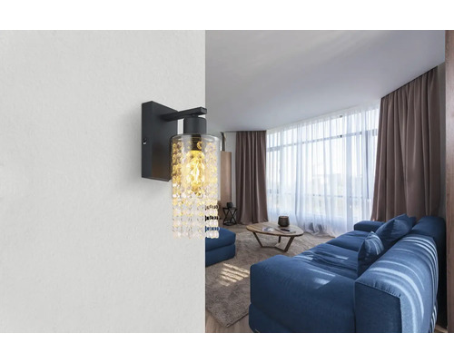 Nástěnné svítidlo se skleněným stínidlem a krystaly v obývacím pokoji.