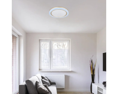 Obývací pokoj s kulatým stropním svítidlem z kovu a plastu