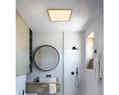 Moderní koupelna se čtvercovým stropním svítidlem, zrcadlem a umyvadlem