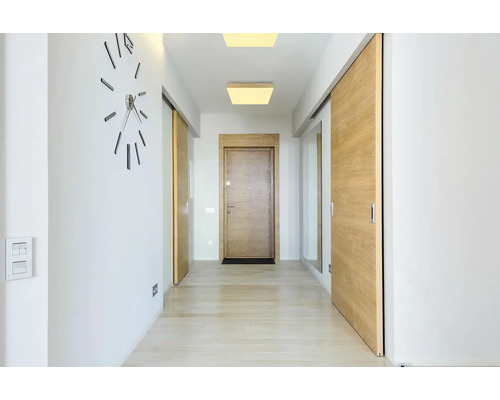 Chodba s posuvnými dveřmi, vstupními dveřmi a nástěnnými hodinami