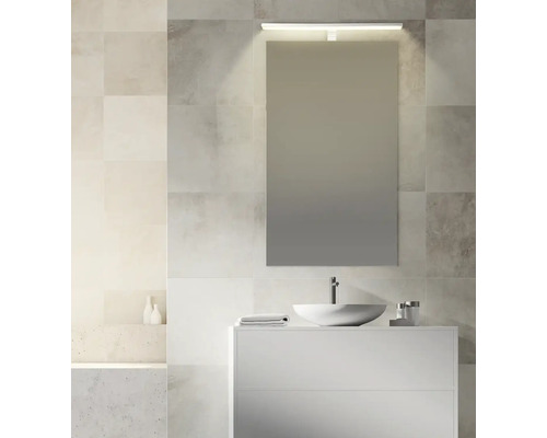 Koupelna se zrcadlem, umyvadlem a osvětlením