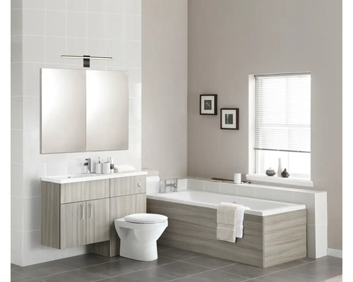 Koupelna s umyvadlem, zrcadlem, toaletou a vanou