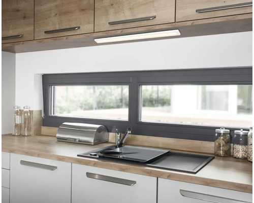 Kuchyňská scéna s dřezem, vodovodní baterií, kuchyňskými potřebami a podsvícením