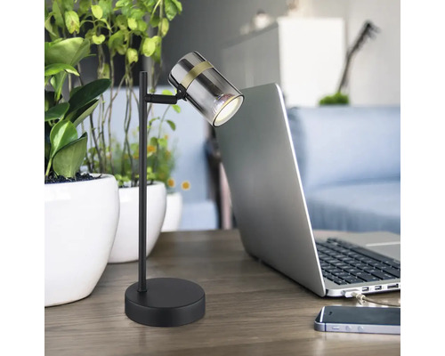 Stolní scéna s notebookem a černou stolní lampou s nastavitelným chromovým bodovým světlem