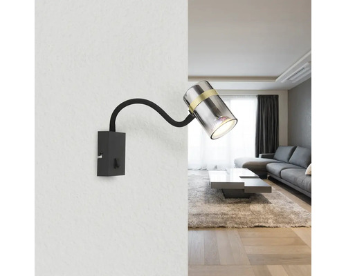 Nástěnné svítidlo s flexibilním ramenem v obývacím pokoji.