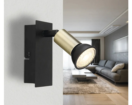 Nástěnné svítidlo s otočným bodovým světlem v obývacím pokoji