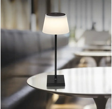 Stolní lampa se stínidlem na stole