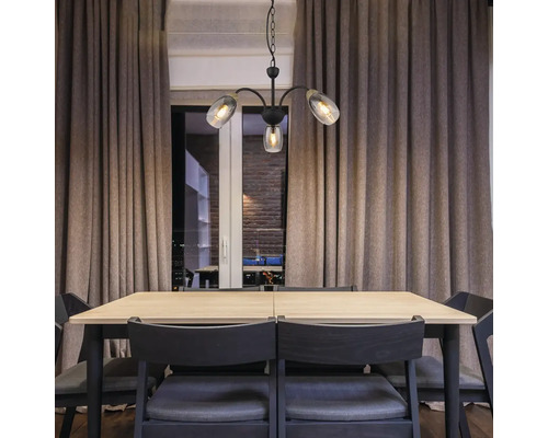 Jídelna s jídelním stolem, židlemi a závěsným svítidlem se třemi lampami