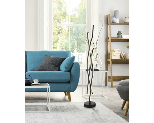 Obývací pokoj s pohovkou, stojací lampou a policí