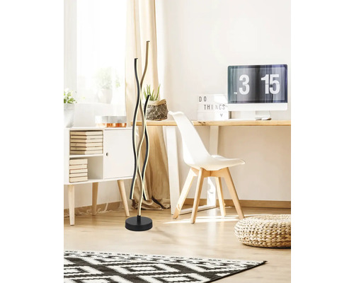 Stojací lampa v obývacím pokoji s psacím stolem a dekorací