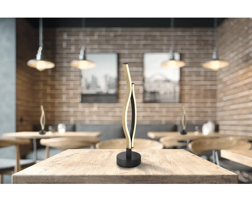 Dekorativní stolní lampa ze dřeva a kovu na stole