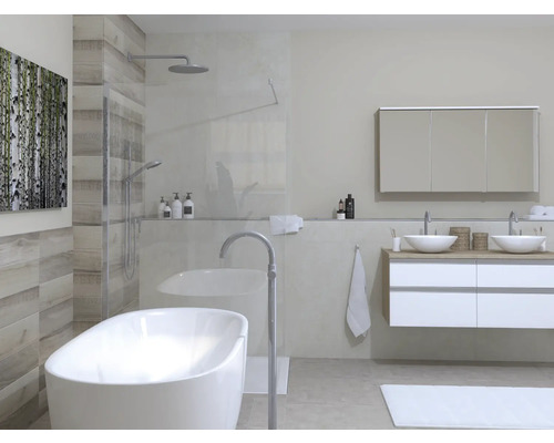 Světlá koupelna s volně stojící vanou, umyvadlovou skříňkou se dvěma umyvadly a sprchou.