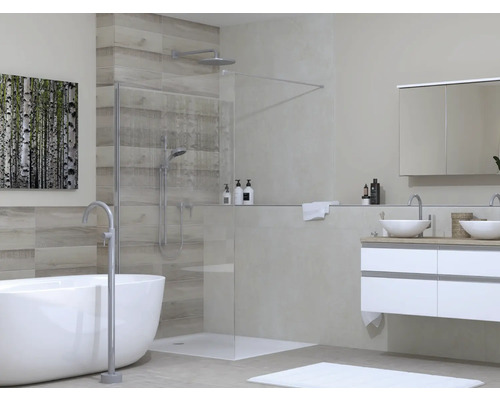 Světlá koupelna se sprchou, vanou a umyvadlem