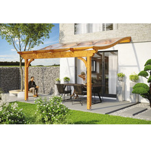 Dřevěná pergola s průhlednou střechou na terase s posezením
