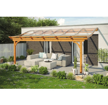 Dřevěná pergola s polykarbonátovou střechou a posezením na zahradě