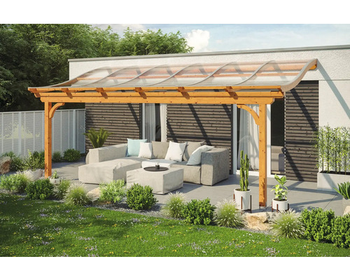 Dřevěná pergola s polykarbonátovou střechou a posezením na zahradě