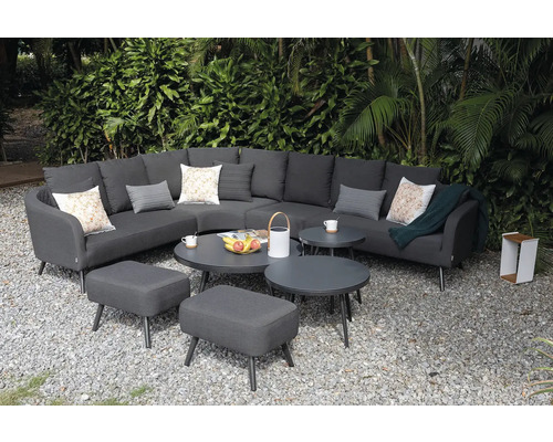 Zahradní scéna se šedou sedací soupravou, která se skládá z rohové pohovky, stoliček a stolů