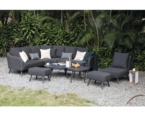 Zahradní sedací souprava s rohovou pohovkou, křesly, stoličkami a stoly ve venkovním prostředí