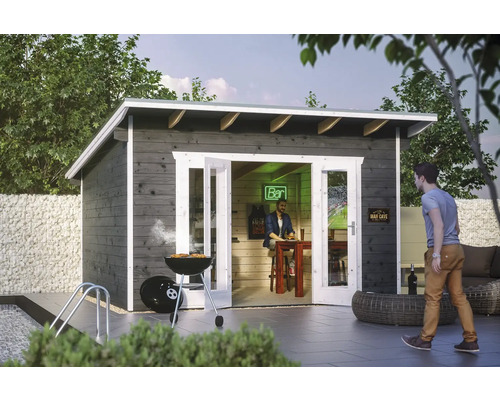 Zahrada s dřevěným zahradním domkem, grilem a sedícím mužem