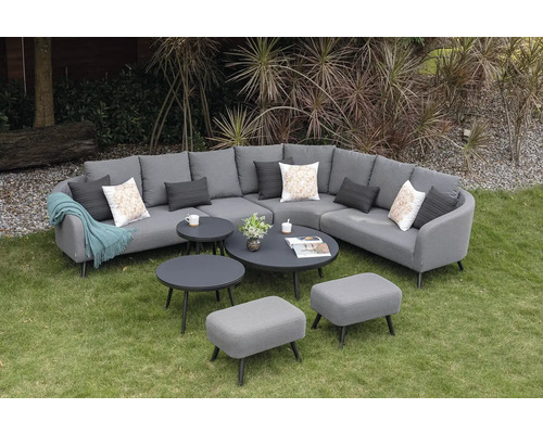 Šedá sedací souprava s rohovou pohovkou, stoly a stoličkami na zahradě.