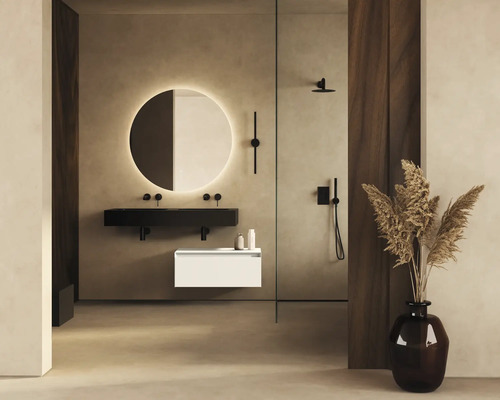 Koupelna s osvětleným zrcadlem, skříňkou pod umyvadlo a sprchou.