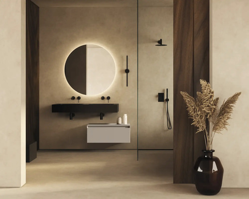 Moderní koupelna s umyvadlem, zrcadlem, sprchou a dekorací