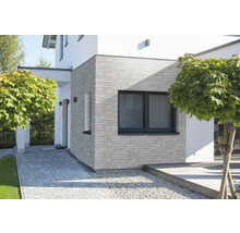 Fasáda domu s cihlovou zdí a oknem