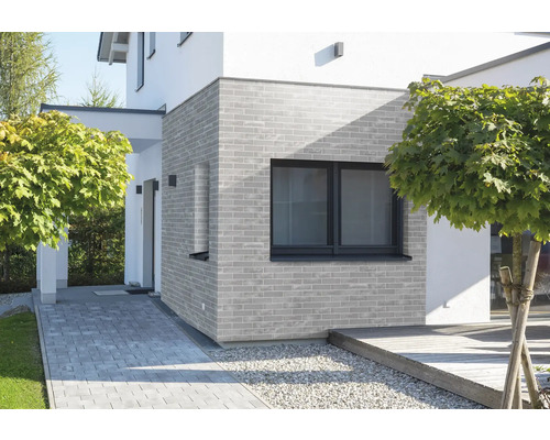 Fasáda domu s cihlovou zdí a oknem