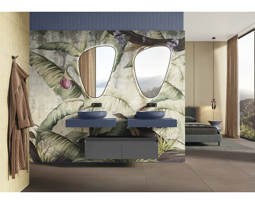 Moderní koupelna se dvěma umyvadly, zrcadly a tropickou tapetou.