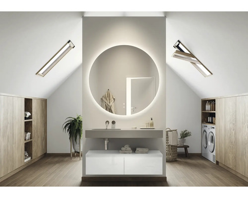 Moderní koupelna v podkroví s kulatými zrcadly a dřevěnými skříněmi