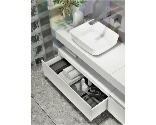 Moderní koupelna s bílou skříňkou pod umyvadlo, otevřenou zásuvkou a umyvadlem na desku