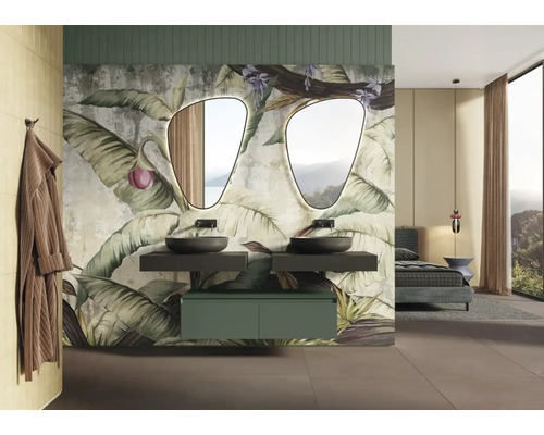 Moderní koupelna s dvojitým umyvadlem, osvětlenými zrcadly a tropickou tapetou