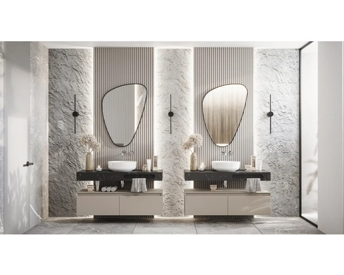 Koupelna se dvěma umyvadly, zrcadly a dekorativní úpravou stěn