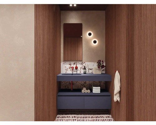 Moderní koupelna s umyvadlovou skříňkou, zrcadlem a ručníky