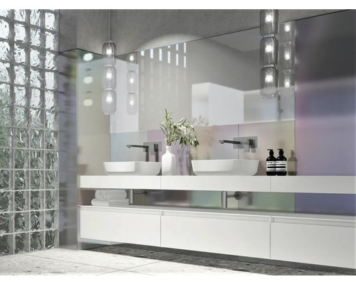 Světlá koupelna s dvojitým umyvadlem, velkým zrcadlem a stěnou ze skleněných tvárnic