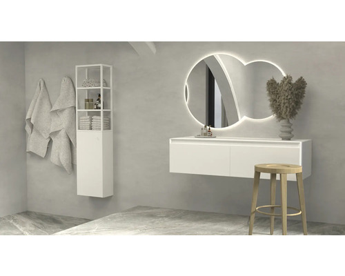 Moderní koupelna s umyvadlem, osvětleným zrcadlem, regálem a ručníky