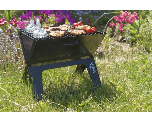 Gril Cattara s grilovaným jídlem na zahradě