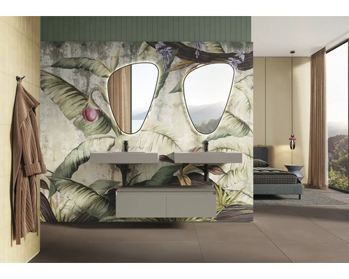 Koupelna s dvojitým umyvadlem, zrcadly, nástěnnou malbou s rostlinnými motivy a přilehlou ložnicí