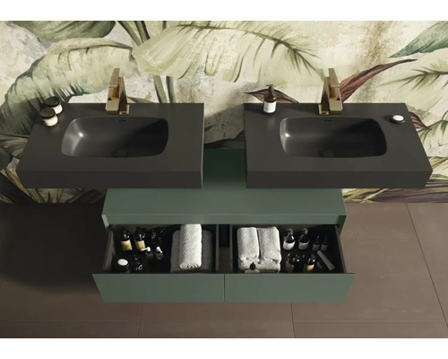 Dvojité umyvadlo se dvěma šedými umyvadly, bateriemi a otevřenou spodní skříňkou v koupelně