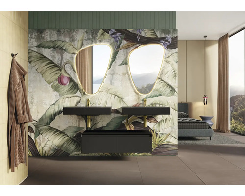 Koupelna s dvojitým umyvadlem, zrcadly s osvětlením a květinovým designem stěn.