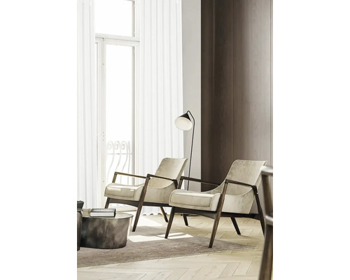 Obývací pokoj se dvěma křesly, stojací lampou a konferenčním stolkem na koberci