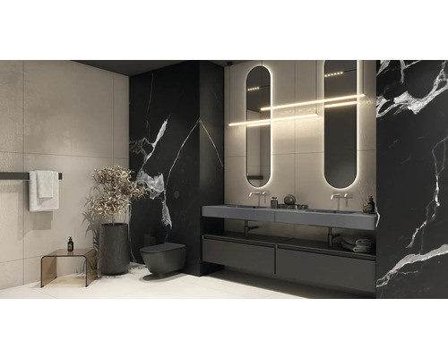 Koupelna s dvojitým umyvadlem, zrcadly, toaletou a držákem na ručníky