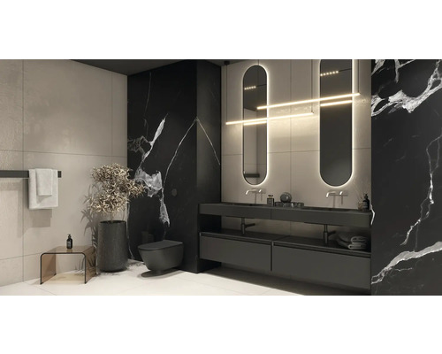 Moderní koupelna s černou mramorovou stěnou, umyvadlová skříňka se dvěma umyvadly, zrcadly a toaletou.