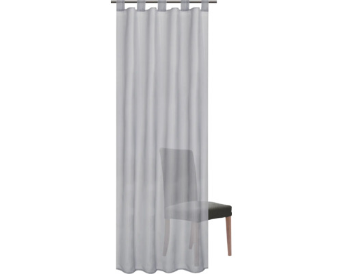 Záclona se závěsnými poutky před židlí