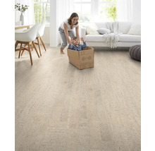 Světelný obývací pokoj s korkovou podlahou, matka tlačí dítě v kartonové krabici