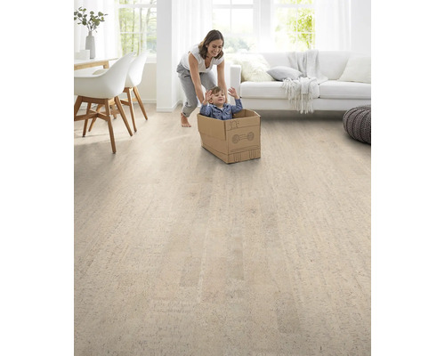 Světelný obývací pokoj s korkovou podlahou, matka tlačí dítě v kartonové krabici