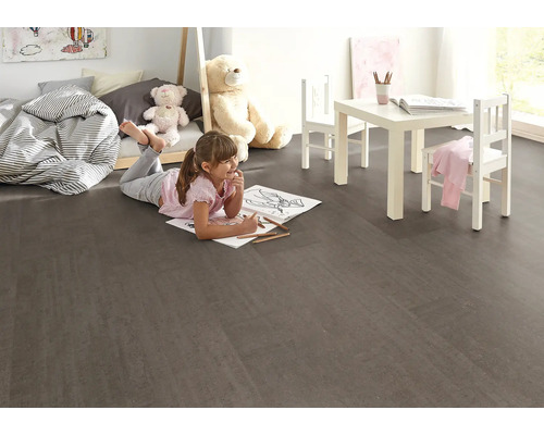 Dětský pokoj s dívkou malující na laminátové podlaze