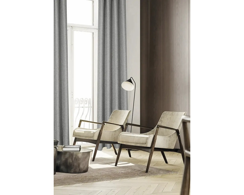 Obývací pokoj s křesly, stojací lampou a závěsy